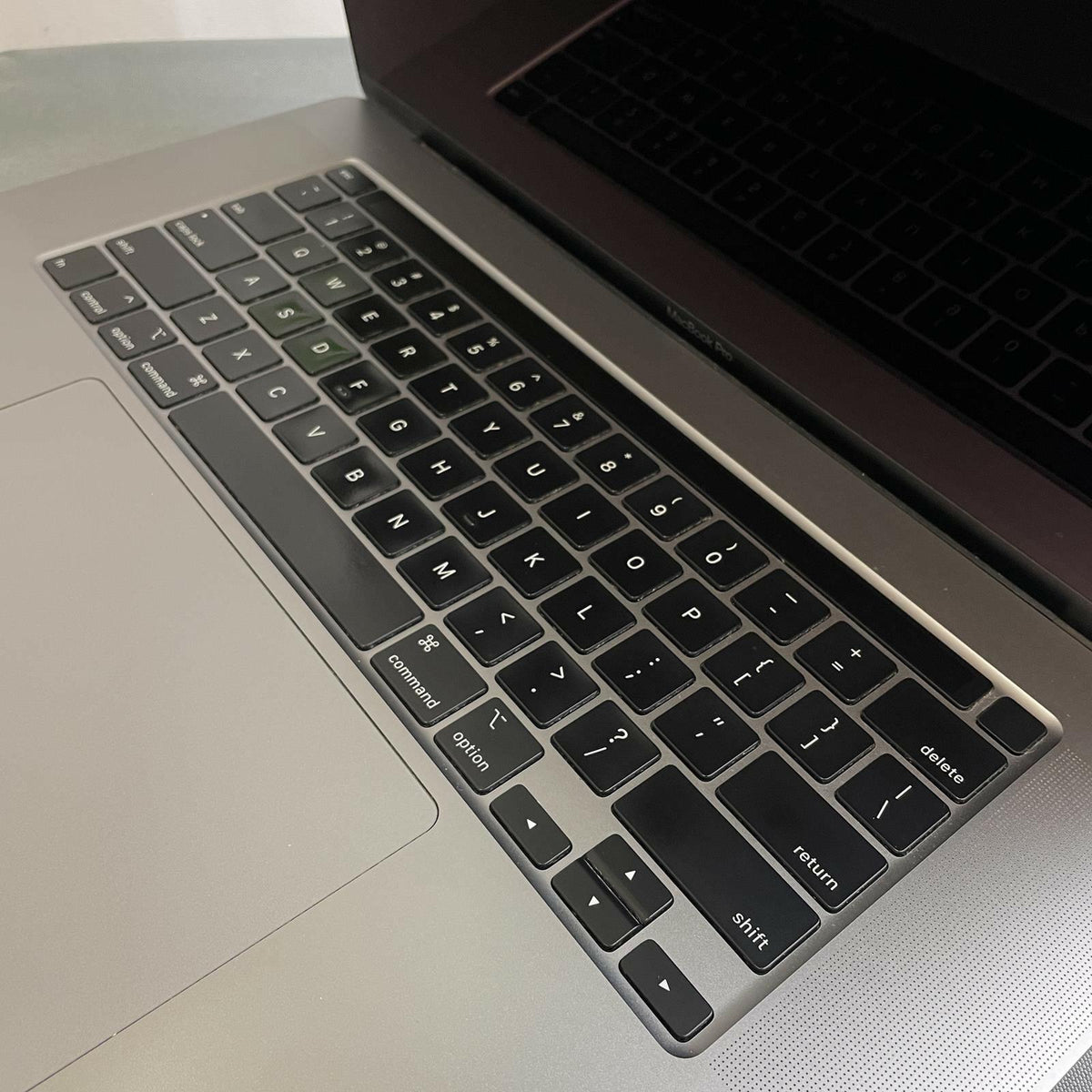 Apple MacBook Pro 2019 16 in, Core i7, 16 GB RAM, 512GB NVMe, A2141 | Grade: B